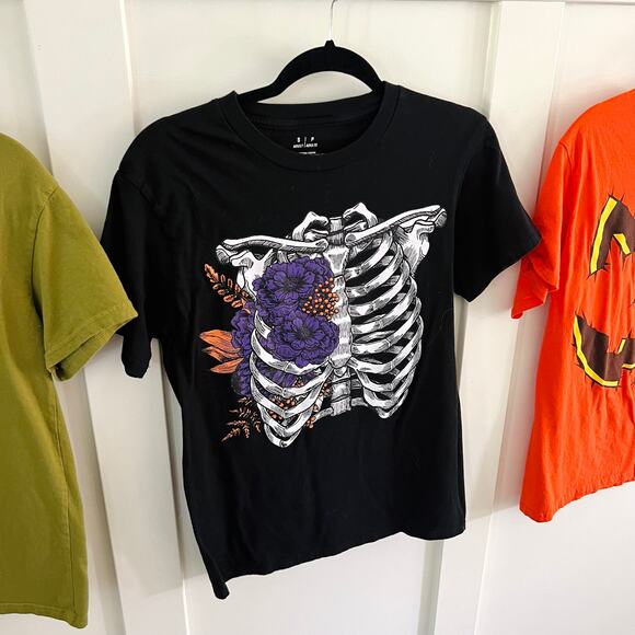 Women's Halloween Shirts Witch Skeleton Pumpkin Bundle of 3 Size Small - Picture 4 of 9
